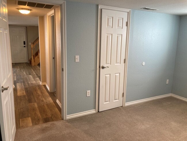 Building Photo - Spacious 4-Bedroom, 2-Bath Home with Daylight Basement, Large Yard & Two Fireplaces!.