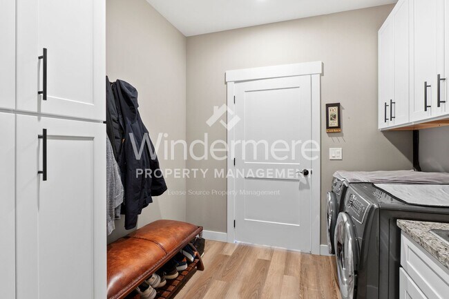 Building Photo - * Coming Soon 09/5/2025*Furnished or Unfur...