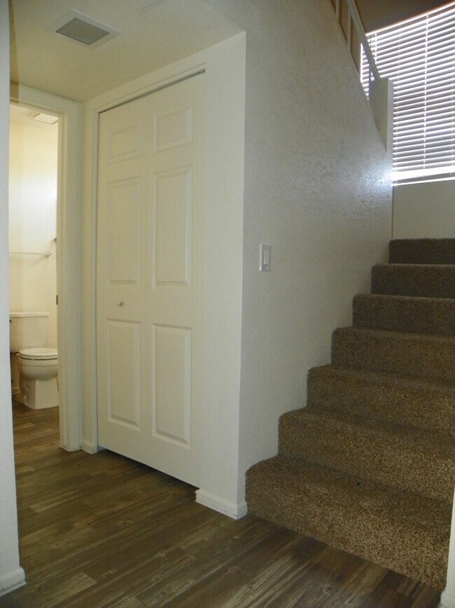 Building Photo - 1 bedroom with loft - or 2nd bedroom - w/d...