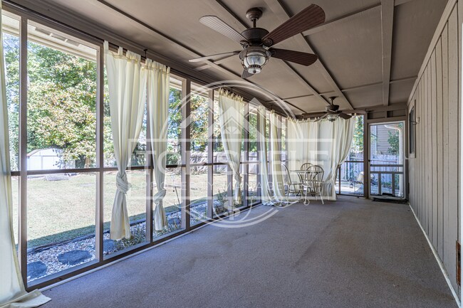 Building Photo - 1960 Branch View Dr