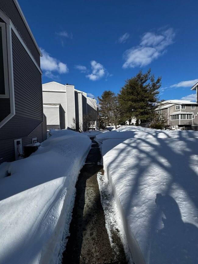 Building Photo - Well maintained and updated townhouse for lease in sought after Chelmsford Village