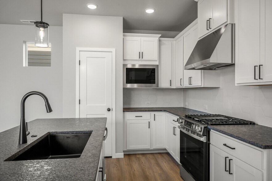 Building Photo - 6373 Scrabble Vw