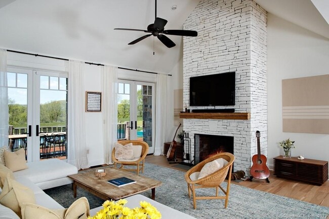 Building Photo - 121 Quaker Hill Rd