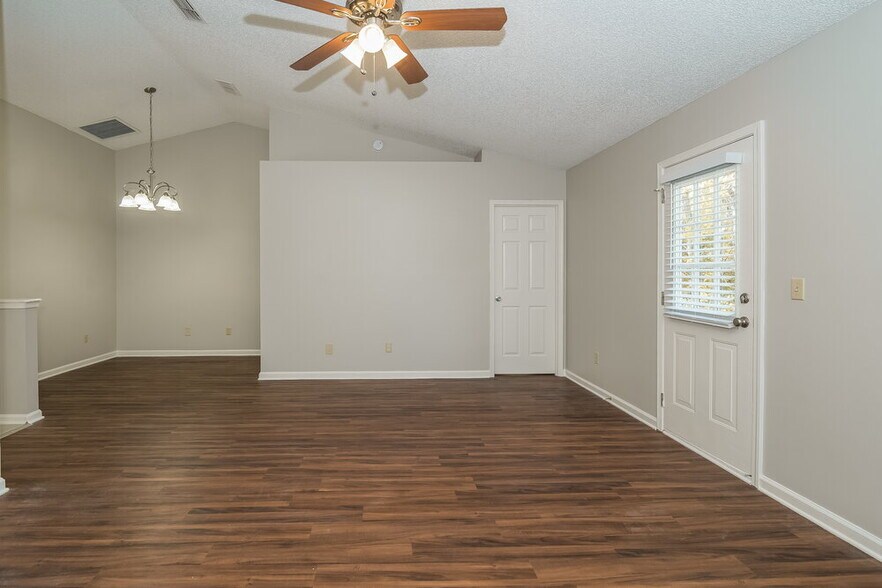 Building Photo - 3032 Twin Oak Dr S