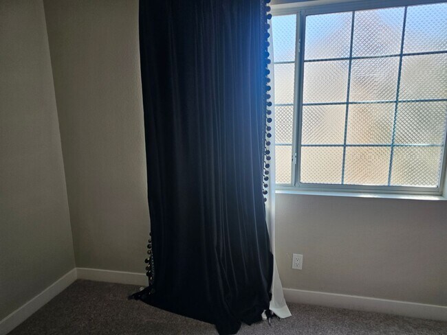Building Photo - Beautiful Townhome For Rent