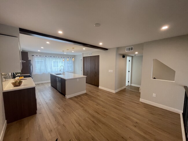 Big Dining Room - 4315 Redwood Ave