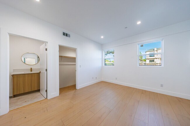 Building Photo - 5931 Woodman Ave