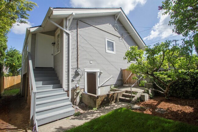 Building Photo - Cute as a Button Roosevelt Craftsman - Available Now!