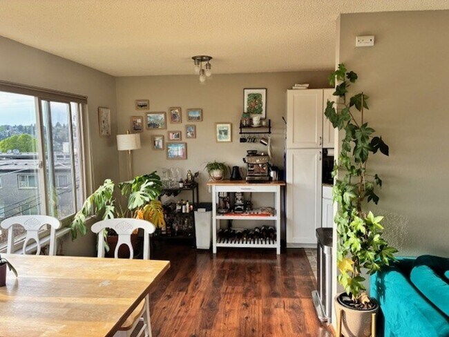 Building Photo - 1 Bedroom 1 Bathroom Eastlake Condo W/ Stunning Views