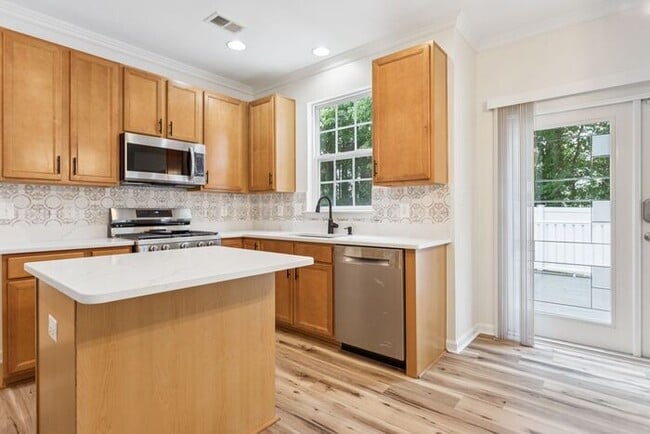 Building Photo - 21355 Lookout Dr