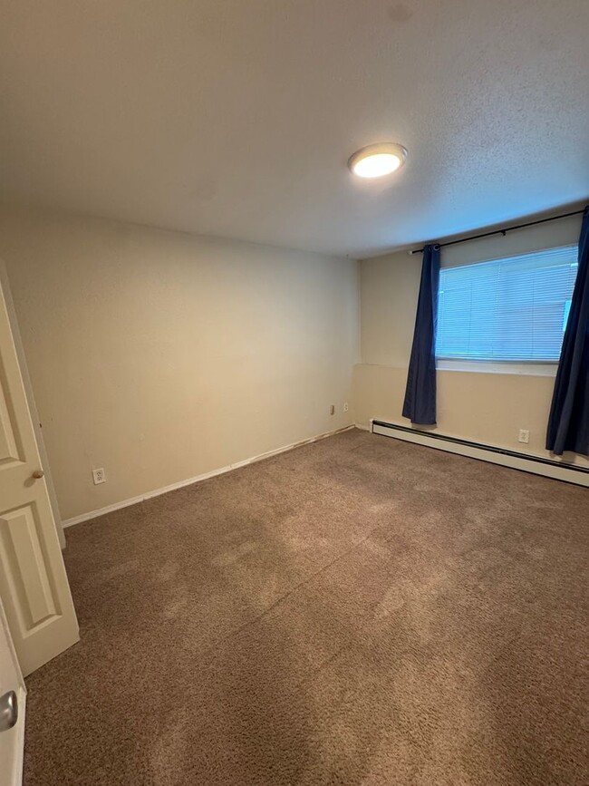 Building Photo - 2 bed/ 1 bath in well maintained 4plex