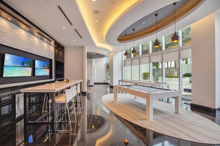 Building Photo - 851 NE 1st Ave