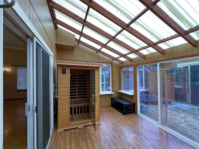 Building Photo - NE Tacoma - Large 3 bedroom 2.5 bathroom w...