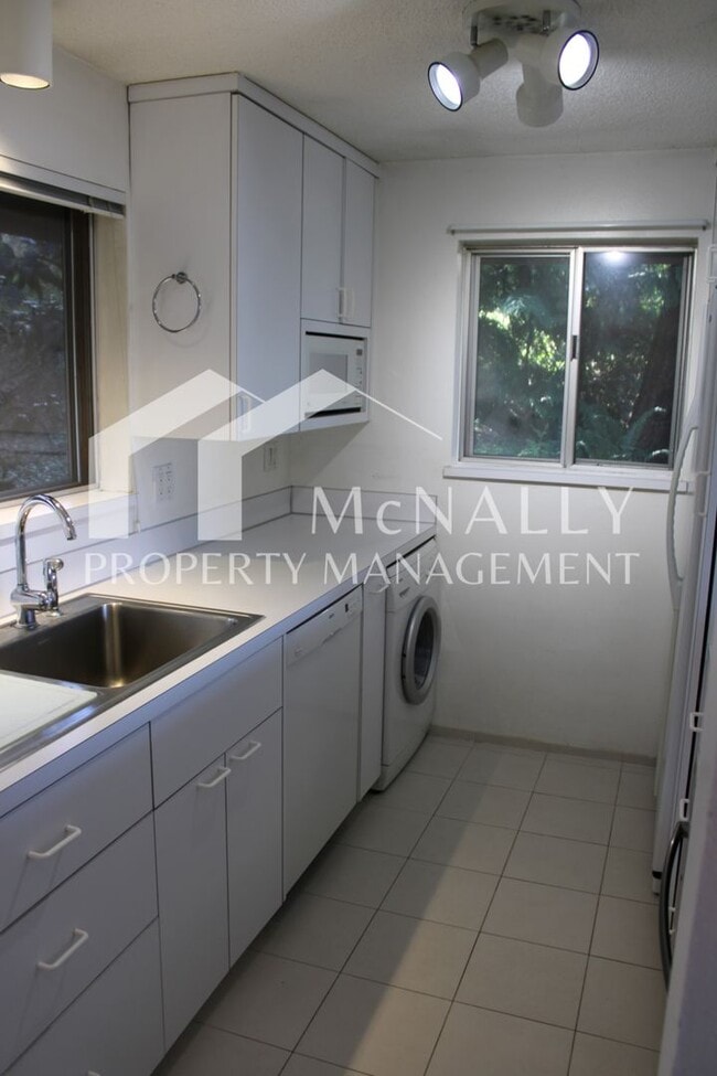 Building Photo - Beautiful 1 Bedroom Water View Condo