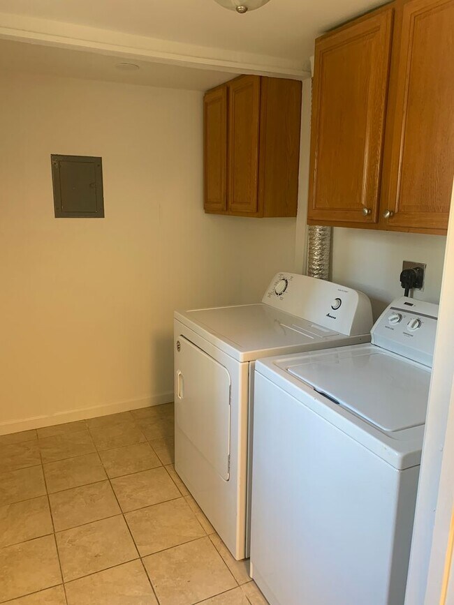 Building Photo - 2 Story, 3 bedroom, 1.5 bath Townhome in Glen Burnie