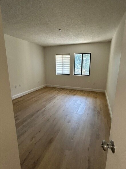 Building Photo - 1204 Whitney Ave