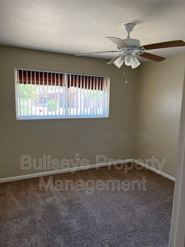Building Photo - 3127 W Dahlia Dr