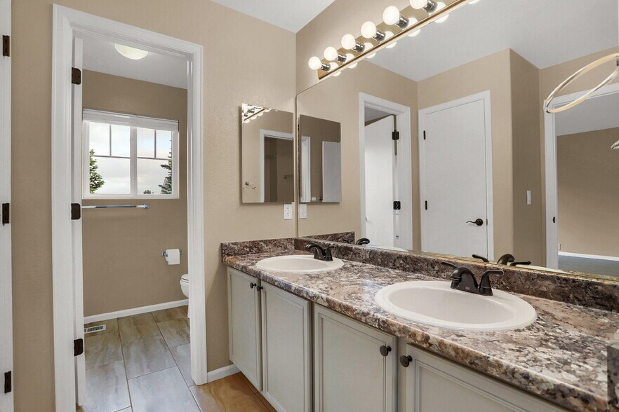Building Photo - Bright & Spacious 3-Bed Townhome Just 15 M...
