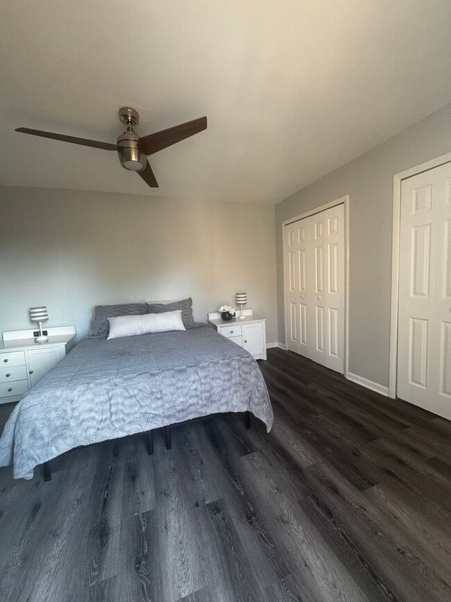 Building Photo - Spacious & Beautifully Updated Townhome in a Prime Location!