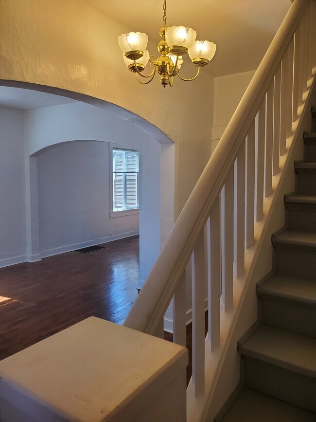 Building Photo - 610 S 8th Ave (C. Lee)