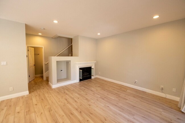 Building Photo - Spacious End-Unit Townhome in Gated Liberty Commons