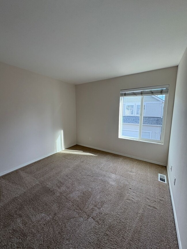 Building Photo - Available now- Beautiful like-new rental i...