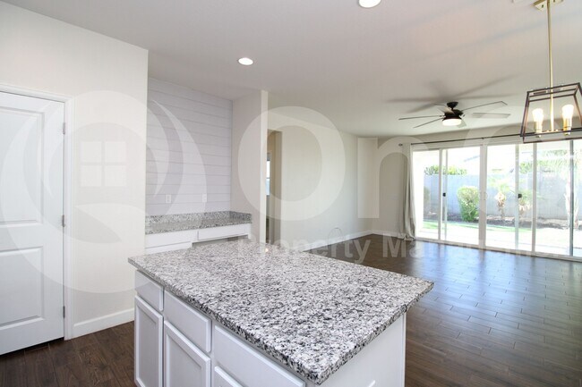 Building Photo - 624 E Vail Ln
