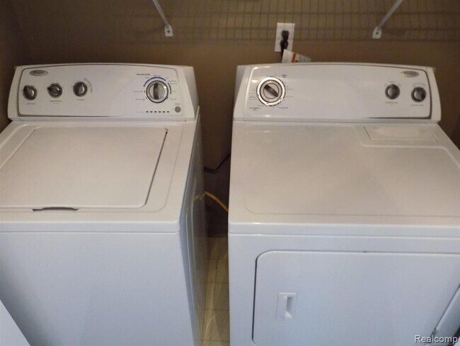 Building Photo - 11849 Sycamore Rd