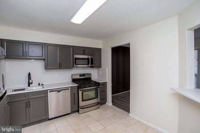 Building Photo - 1739 McNelis Dr