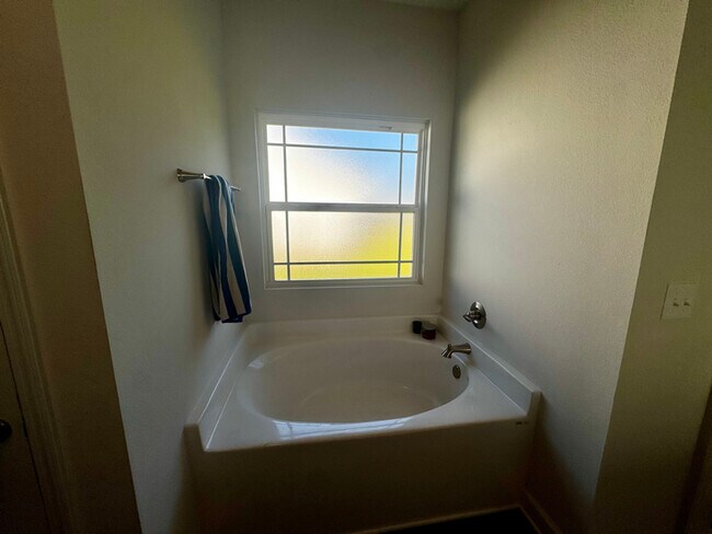 Building Photo - 9867 Shangri La West Rd