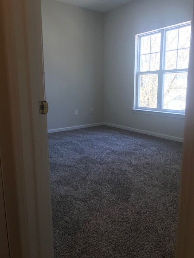 Building Photo - Move In Special!- $250 Off First Full Mont...