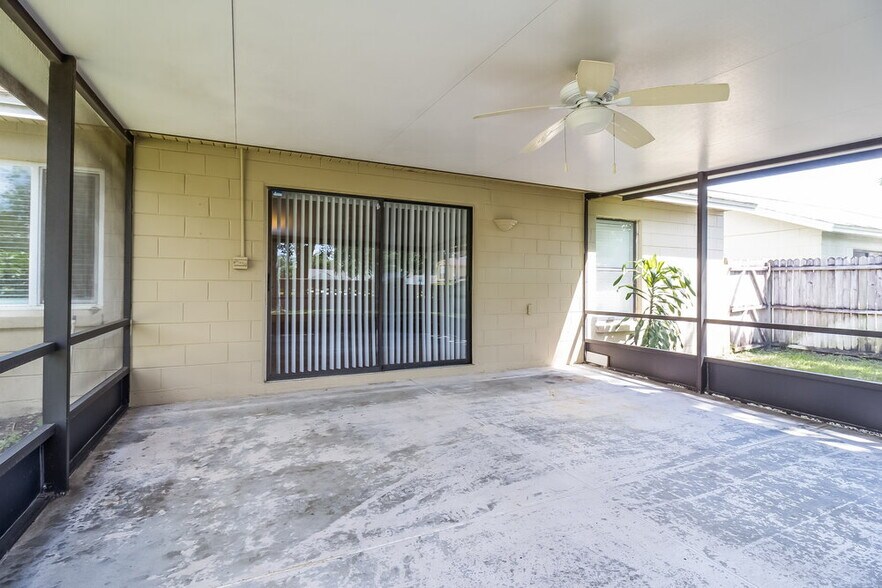 Building Photo - 1042 Alpug Ave