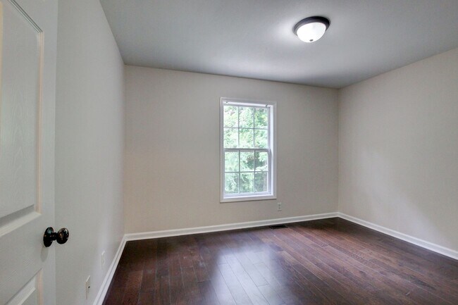 Building Photo - 3 bed 2 bath w sweet basement.  Go