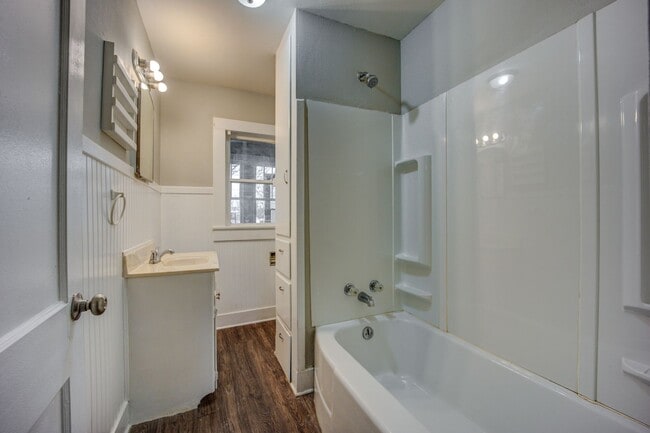 Building Photo - Freshly Updated 4 Bedroom Home