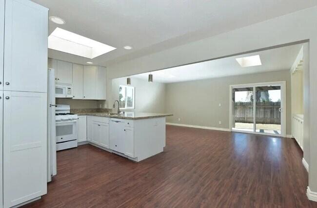 Building Photo - 402 Paseo Alegre