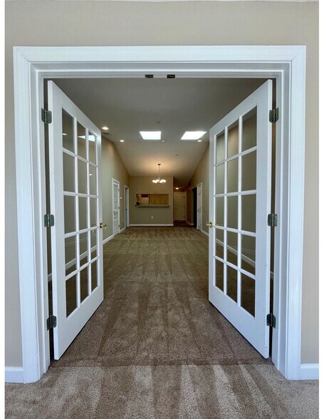 Building Photo - Room in Condo on Morreene Rd