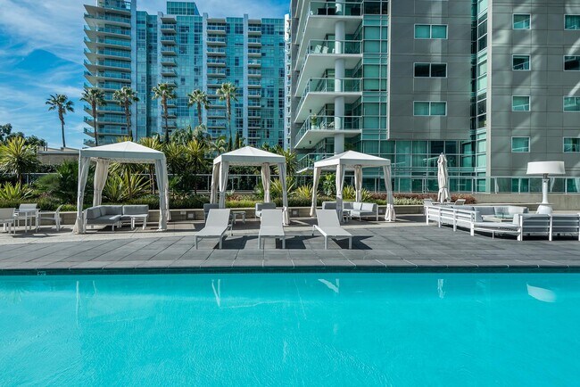 Building Photo - 13600 MARINA POINTE Dr