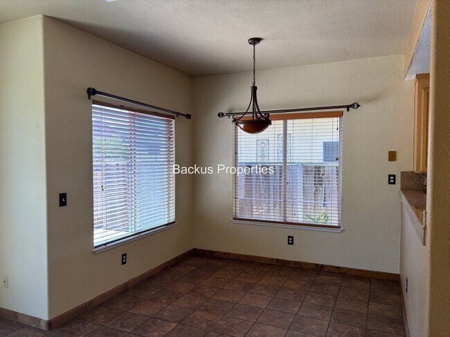 Building Photo - Wonderful two-level home in Creekbridge area