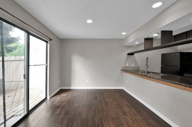 Building Photo - 12311 Glenview Dr