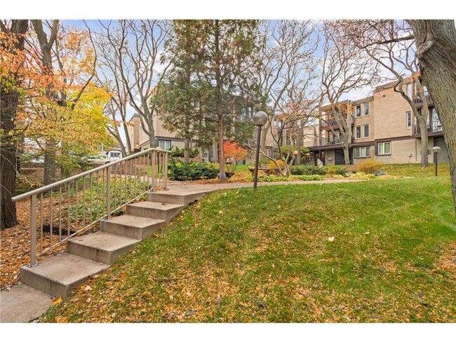 Building Photo - Charming 1 Bedroom Condo in the Heart of S...