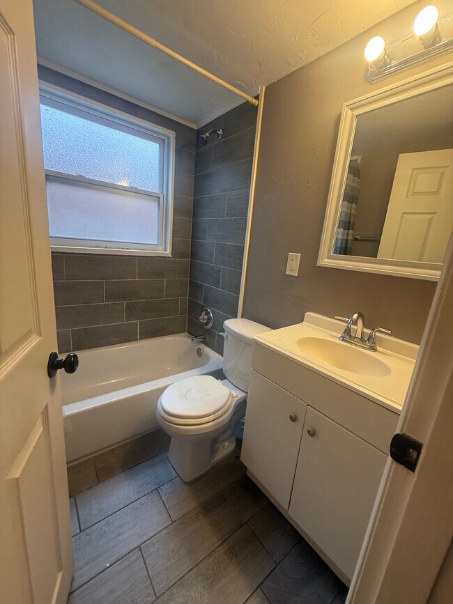 Building Photo - 411 Rayburn