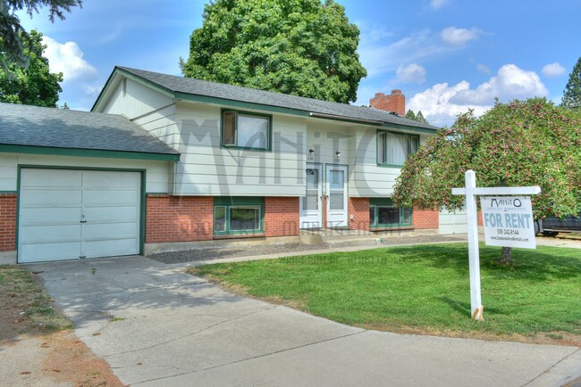 Building Photo - Hoerner Duplex