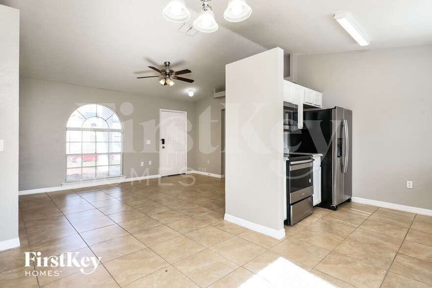 Building Photo - 620 Robin Ln