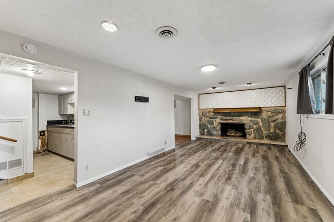 Building Photo - Sun Room!