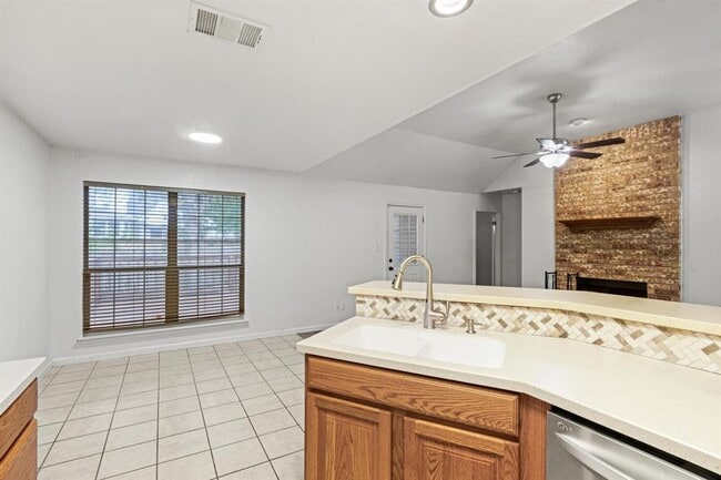 Building Photo - 1802 Ramona Cir