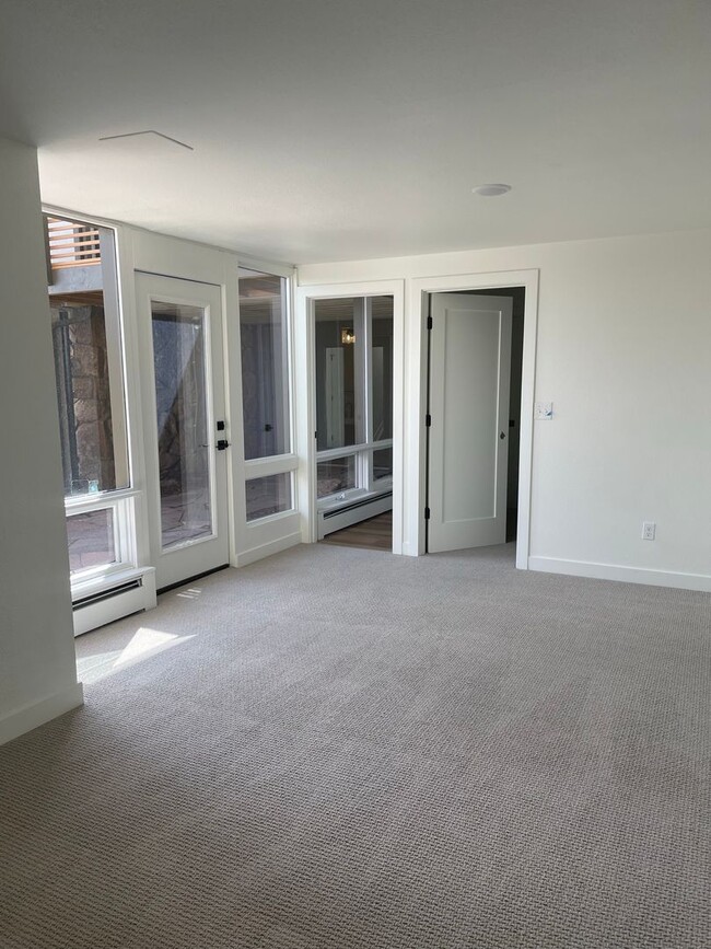Building Photo - LUX 3BD, 3BA Foothills Home Only 5 Minutes...