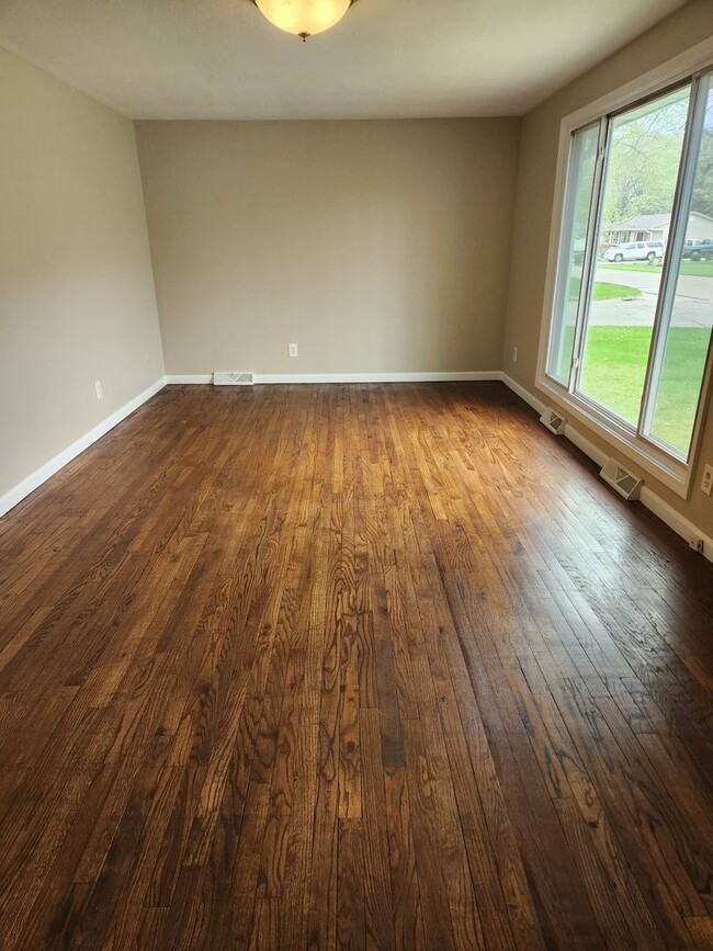 Building Photo - 3 BR, 1.5 BA home