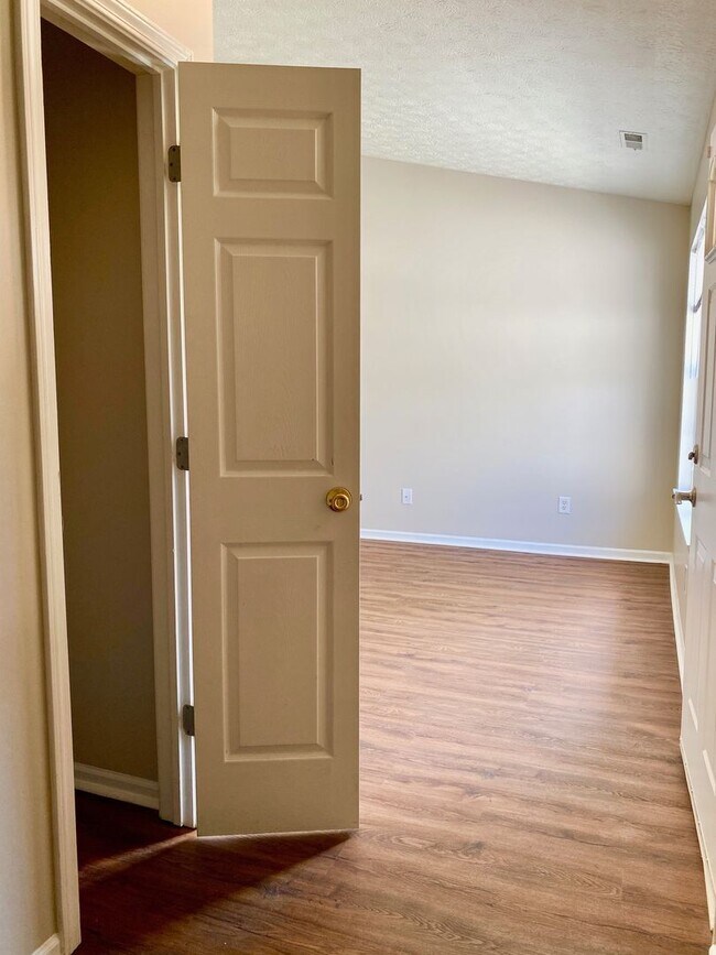 Building Photo - COMING SOON!! Great 3 Bedroom 2 Bathroom R...