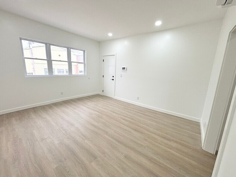 Building Photo - 165 W Main St