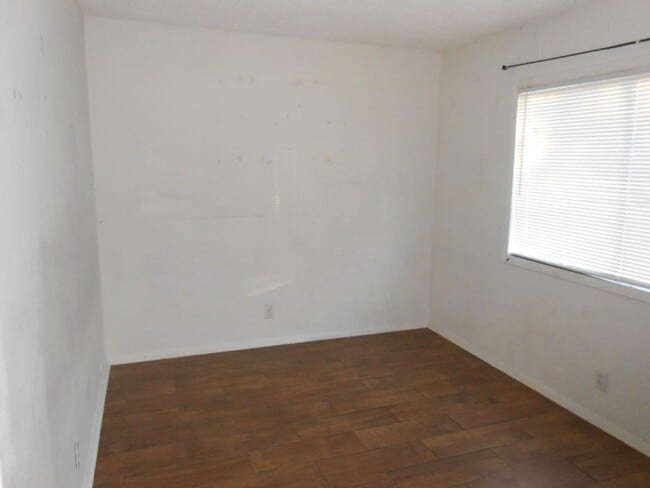 Building Photo - 2nd Floor 3 bedroom Condo Near 95/Torrey Pines